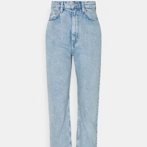 Weekday Rowe - Jeans från Weekday i modellen Rowe extrahigh waist. Är i storlek w25 och L32, och går hela vägen ner till marken på mig som är 170cm 🩵
