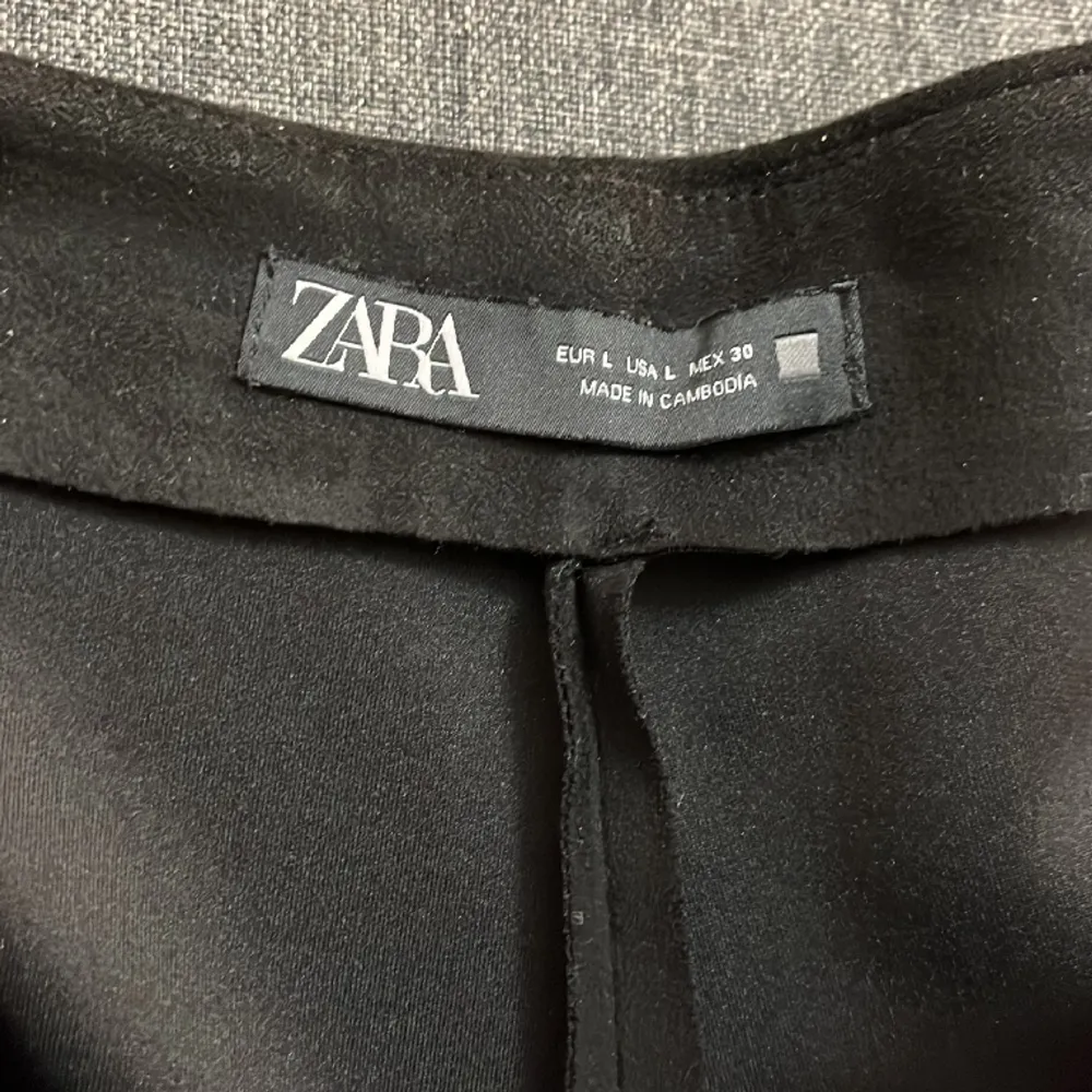 Shorts från zara som jag säljer pga den är för stor tyvärr, inga defekter.!. Shorts.