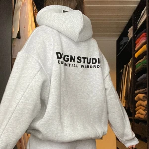 Set - Kan gå ner i pris! Säljer detta setet! ❤️😍Helt nytt, prislappar kvar! M i hoodie, S i byxor❤️ Köpt för 500kr