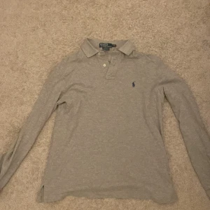Ralph lauren tröja - Ralph lauren tröja med krage storlek M knappt använd utan defekter, hör av er om ni vill ha fler bilder. Nypris 1499