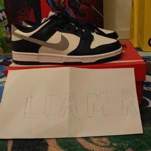 Nike dunk low midnight navy - Säljer ett par riktigt fina Nike dunk lows. Skorna är aldrig använda!!  Storleken är 42,5. Originalbox kommer med och jag har kvitto kvar.  Pris kan diskuteras. Om du har några frågor så tveka inte att fråga.  Allt gott, Liam