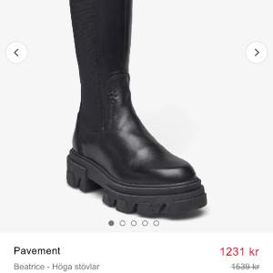 Säljer mina super fina svarta läder boots!!🥰 Endast använda 1 gång, så de är som nya!!🤗  Storlek 39,  Nypris 1299kr Mitt pris 600kr