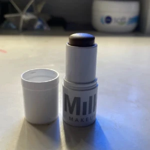 Milk bronzer - Säljer denna milk bronzer som är testad med passade ej min hudton. Avspritad innan leverans! Färgen är espressino. Denna är mini strl! Cirka halva kvar
