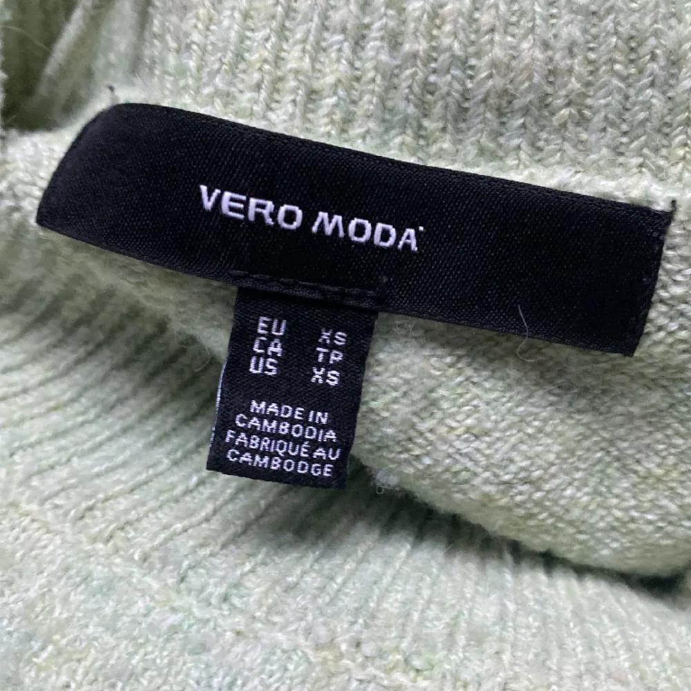 Mintgröna stickad t-shirt med puffärmar från Vero Moda i strl xs. Säljs då den inte kommer till användning längre💙 den har blivit lite nopprig som de flesta av dessa tröjor blir (därmed priset) men fortf användbar💙. Tröjor & Koftor.