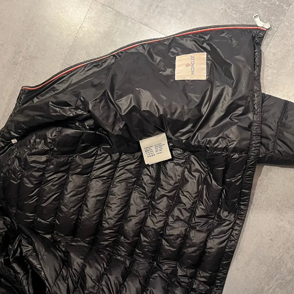 Säljer min moncler jacka  Modell: DANIEL GIUBBOTTO DANIEL.  Storlek 3: M Toppen skick säljer pga att jag bytat stil Nypris: 12 690kr. Jackor.