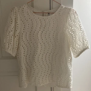 Blus  - En jättefin vit blus med mönster. 