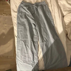 Linnebyxor  - Ljusblåa linnebyxor i skönt linne material.  Nästan helt oanvända Köparen står för frakten 