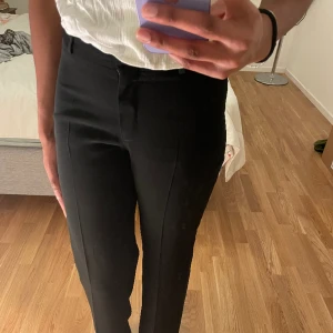 Kostymbyxor  - Snygga kostymbyxor från Sand Copenhagen som inte längre kommer till användning då de är för små. De är raka i passform och har stråveck:) 