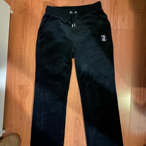 Juicy couture  - Mjukisbyxor från juicy couture. Endast testade så de är i väldigt bra skick. 