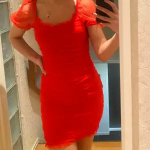 Röd klänning i storlek XS från H&M. Prislapp finns på - den är helt oanvänd. Ordinarie pris: 199kr 