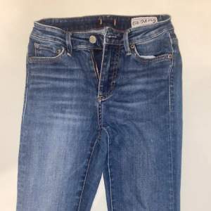 Blå jeans använder inte längre de är som nya. Storlek 24/32