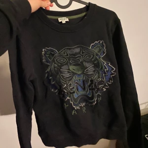 Kenzo tröja  - Tröja ifrån kenzo. Nypris 2099. Storlek M men skulle nog säga att den passar S/XS bättre. Kan gå ner vid snabb affär!