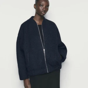 Overzied jacka från Zara - Säljer min slutsålda jacka från zara i boucle material. Jättefin men köpte två storlekar, storlek M-L men skulle säga den passar s-m också. Aldrig använd och köpt för 550 kronor med lappen kvar på! Skicka privat för fler bilder💗