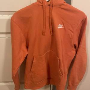 En Orange hoodie från Nike Fint skick och använd endast ett par gånger Storlek S men passar nog även XS
