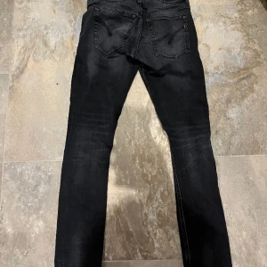 Dondup jeans - Säljer ett par dondup jeans eftersom dom inte längre kommer till användning längre, dom är i go kvalite och modellen ska vara sliten, pris kan diskuteras!!