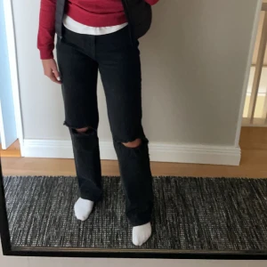 Svarta raka jeans - Svarta raka jeans med hål på knäna. Supersköna. I bra skick🤍