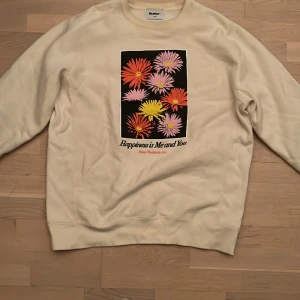 Butter Sweatshirt  - En vit butter skateboards tröja som är väldigt väldigt sparsamt använd, högst 5 gånger. Den sitter stort och passar perfekt med stora jeans. Pris kan diskuteras och bilder kan lösas:)