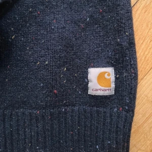 Carhartt Stickad Tröja - Jättefin stickad Carhartt tröja i bra skick. Står att den är i XL men passar som M. Mått: - Längd 62/63 cm - Bredd 51 cm