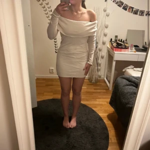 Beige off-shoulder klänning - Använd 1 enda gång. Superskön och jättemjukt material. Passar både S och M.