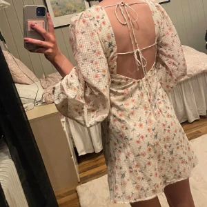 Sommarklänning  - Super fin sommarklänning! Den är tyvärr för stor i bysten för mig men sitter annars super fint och är en av mina favorit klänningar💕 Tror den är köpt från NA-KD för ca 3 år sedan