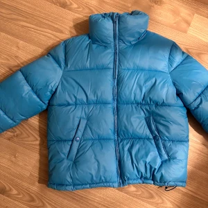 Pufferjacka - Helt ny, säljer då den helt enkelt inte kommit till användning. Storlek M men sitter garanterat snyggt på en S också.