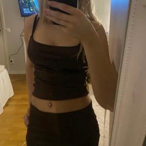 sett - Fin topp och kjol i skönt material och fin färg🤎