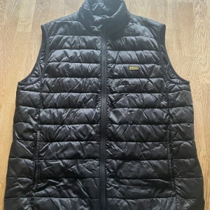 Barbour väst  - Säljer nu denna fina barbour västen för dunder pris! Skicka vid behov av mer info Inga flaws 