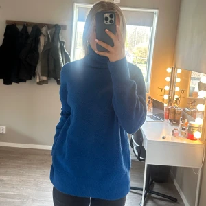 Zara tjocktröja💗 - Jättefin stickad tröja från Zara med hög hals💗Så fin färg och jättemysig!💗Skriv för mer frågor eller bilder 