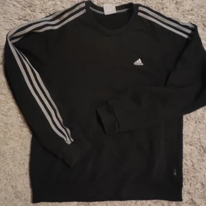 Adidas tröja  - Adidas tröja i fint skick 👌🏼 Ränderna är lite blekta men det kan man färga. Stl M. 