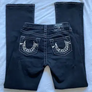 Lågmidjade bootcut True religion jeans. Inköpta för två månader sedan och jag har inte använt dem mycket. Dem är i storlek 26 och passar mig helt okej bra i längd, jag är 173 cm.  Vid intresse och frågor skriv gärna!