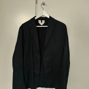Arket Kavaj (46/Small) - Riktigt snygg marinblå kavaj från Arket. Sparsamt använd och är i storleken 46 (Small). Hör av er vid frågor!
