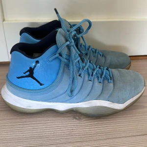 Jordan Superfly strl. 41 - Basketsko från jordan, kan användas som sneakers, med lite kärlek så kan de ser riktigt fina ut igen. Gummit på bild tre på sulan är sprucket då de inte använts på länge. Ovansida i mocka. 