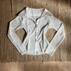 Figursydd skjorta - Vit figursydd skjorta i storlek S.