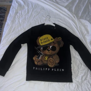 Philip plein tröja - Säljer denna Philip plein tröja då den är för liten för mig, använd Max 5 gånger  Skick 10/10 Storlek Small/Medium