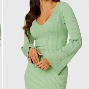 Super skön ribbad klänning från bubbleroom, storlek S i super fin grön somrig färg, super bra skick!💚