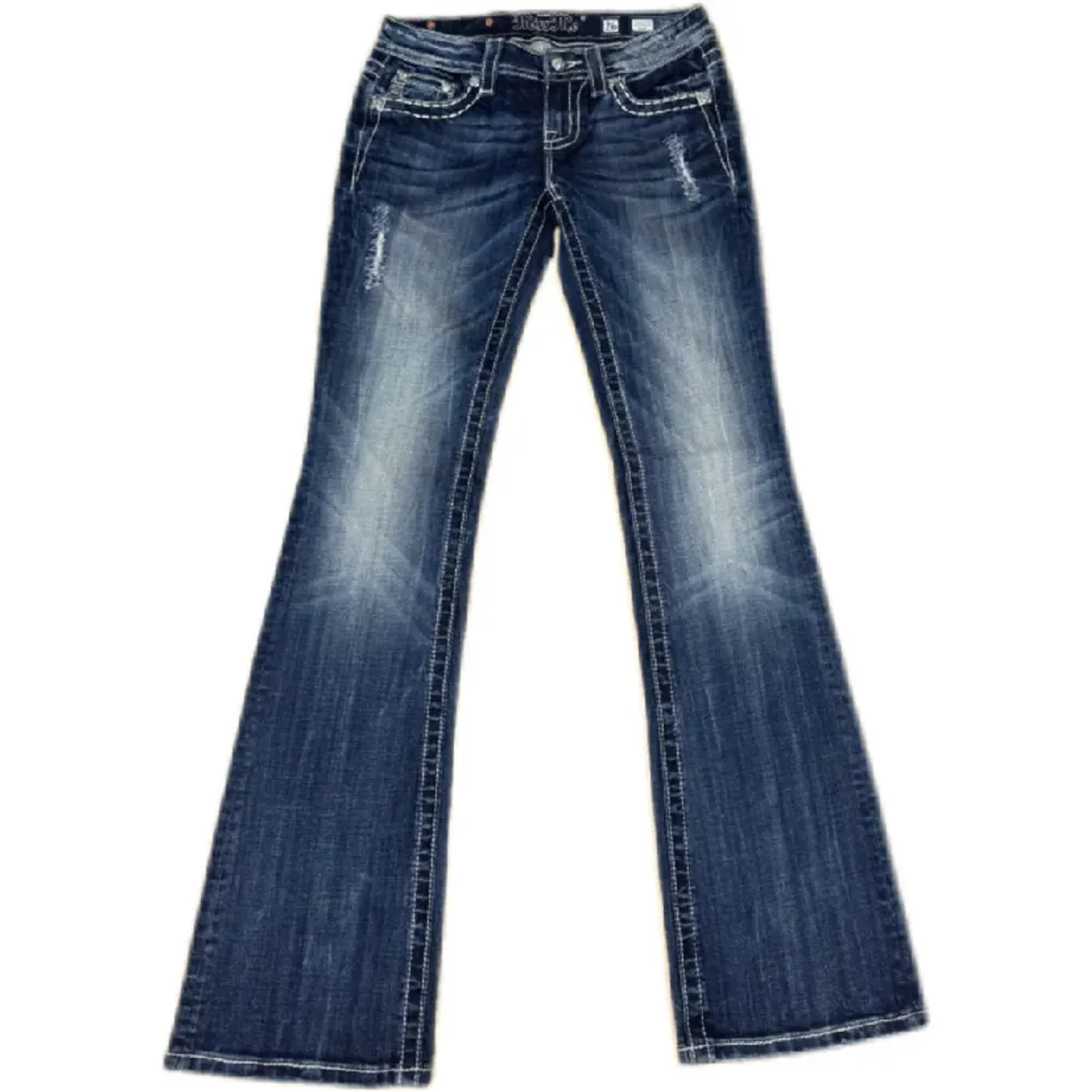 Miss me jeans i modellen Signature/Boot. Midjemått är 38,5, grenhöjden är 17,5 och innerbenslängd är 84. Jeansen är som nya! . Jeans & Byxor.