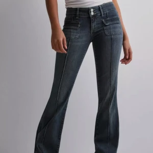 Lowwaist bootcut pocket jeans - Storlek 34 i färgen vintage blue👖   Helt oanvända och oöppnade!  Från Nelly, Orginalpris 699kr✨
