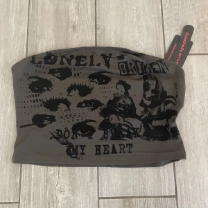 Cool kort tubtopp  - Oanvänd med lappen kvar! Riktigt cool tubtopp perfekt till ett par lågmidjade jeans! 