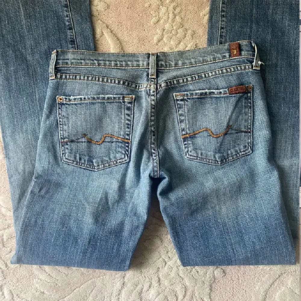 så snygga jeans men tyvärr är de för små för mig! storlek W27 . Jeans & Byxor.