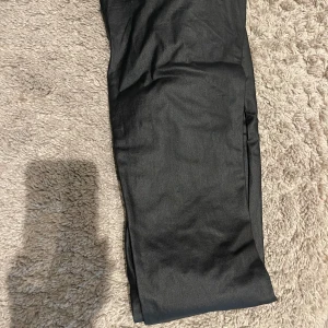 Skinnbyxor - Storlek S men bär som M också. Skinnbyxor, fina och bra i material. Aldrig använt dem 