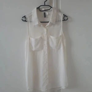 Vitt linne - Vit linne/blus. Bara använd ett fåtal gånger. Fint skick.