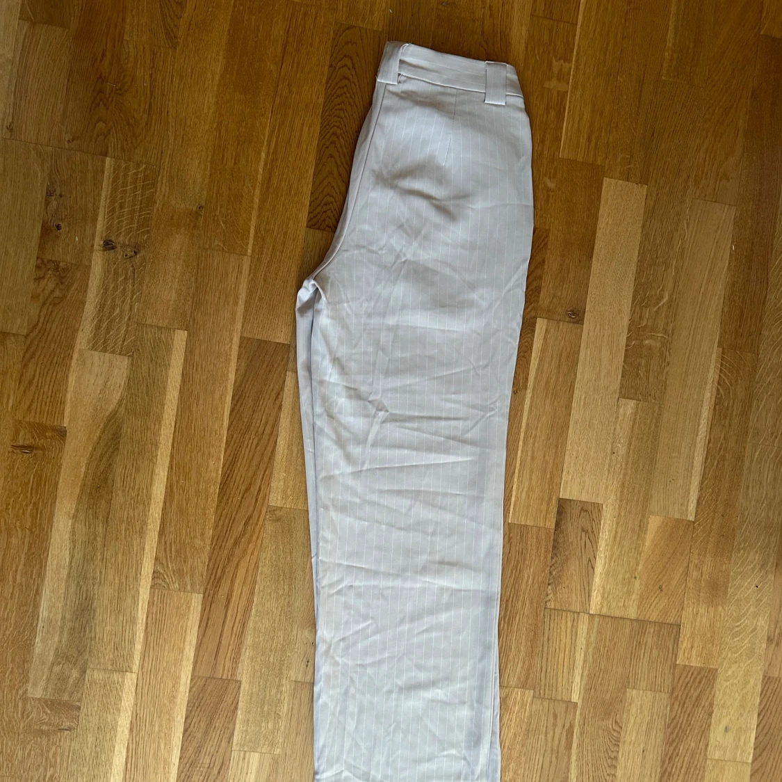 Beiga kostymbyxor med vita ränder från NA-KD - 90