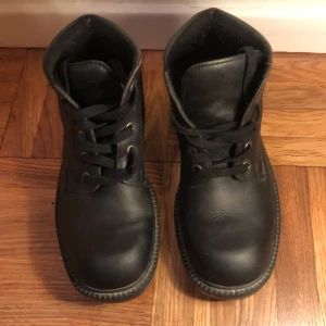 Kängor ecco - Svarta Ecco kängor, storlek 40. Unisex modell. Används lite då och då under tre vintrar.  Gott skick. 