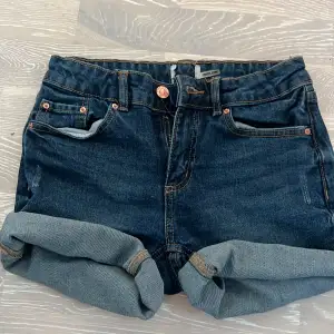 Jeans shorts från Lager 157! Stolek 150 se bild 3 💗 Säljer dom för 50kr priset kan diskuteras 💋 Säljer dom pga för Stora på mig och för att jag inte har någon användning för dom💓