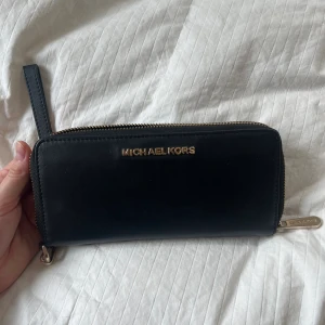 Plånbok MK - Fick i gåva så vet inte om den är köpt på MK, därav billigt pris💕
