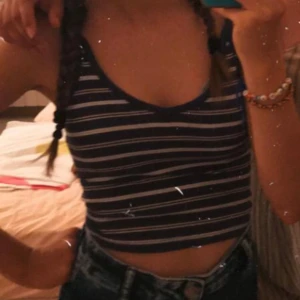 Crop top - Säljer den på grund av at den är för liten åt mig. Köptes i Portugal föra sommaren.