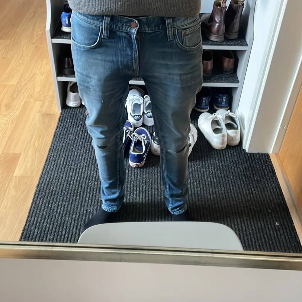 Blå jeans ifrån nudie, storlek 30/30 och passformen är thight terry och jag på bilden är 179, nypris 1600, mitt pris 499!. Jeans & Byxor.