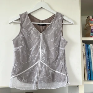 Topp med mesh - Söt topp med mesh o broderier🌸