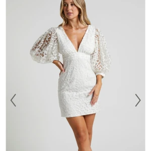 Klänning - En superfin klänning, passar perfekt till studenten och sommaren. Köpte tyvärr fel storlek därför säljer jag den nu. Från showpo, endast testad. Storlek 36. Nypris 870 kr + frakt och tull 