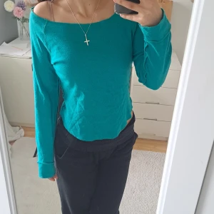 Långärmad tröja - Varan är noppig men annars inga tecken på deffekter💞 säljer eftersom jag inte gillar färgen